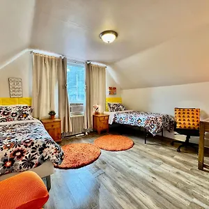 Private With Two Twin Beds Air Conditioning And Shared Bathrooms Located Near Seatac Airport And Downtown Homestay